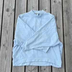 En oversized fitted sweatshirt från Monki i en superfin ljusblå färg ☺️