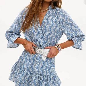 Sommar klänning - Blå kort sommarklänning, storlek xs och fungerar perfekt nu till sommaren! Väldigt bra skick!  Ordinarie pris: 780kr 