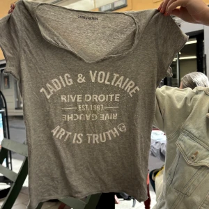 Zadig kr voltaire tshirt - Säljer jätte fin grå tshirt från zadig & voltaire!! Super fint skick