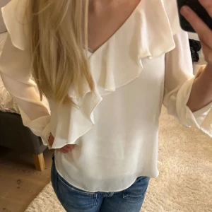 Volang blus - Vit volang blus, strl S (lånad bild) Bra skick💕