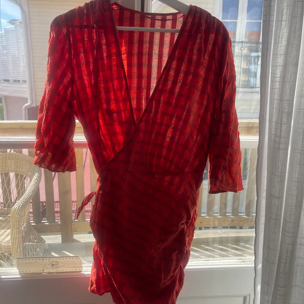 En röd klänning från zara som man knyter själv. Super fin!!! Men kommer inte till användning . Klänningar.