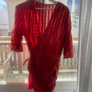 En röd klänning från zara som man knyter själv. Super fin!!! Men kommer inte till användning 