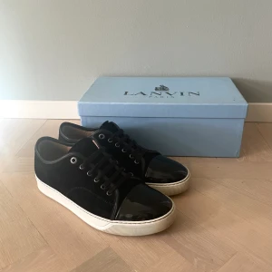 Lavins - Säljer dessa riktigt feta Lanvins, en perfekt vår/sommar sko. Skorna är i mycket bra skick (8,5/10). Dessa är i färgen svart och är i storlek UK8 vilket motsvarar 42-43. Nypris: 4500. Mitt pris 3000 pris kan diskuteras vid snabb affär mvh Jonathan. 