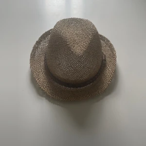 Stråhatt - Aldrig använd pga för liten till mig, annars väldigt fin. Inköpt på Lindex.