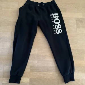 HUG0 B0SS - Mjukisbyxor bra skick, storlek M