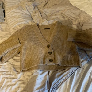 Gina trecot tröja - Säljer denna för att den är förliten och pappas inte längre/andvänd ett par gånger🫶💕