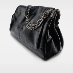 Zara väska - En jätte fin zara väska som jag köpte i april och knappt använd.