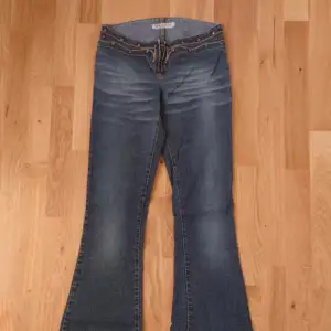 Miss sixty jeans med låg midja och snygga detaljer Utsvängda ben, flare 