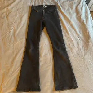 Bootcut jeans från Ginatricot, jeansen är lite slitna på knäna men är i fint skick