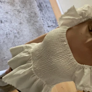 Vit topp volang - Skönt linne med puff ärmar 