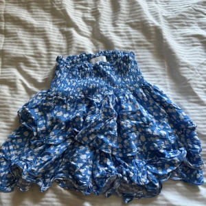 Blå kjol med vita blommor  - Blå kjol med vita blommor i storlek xs. Köpt på Ullared och aldrig använd!! Nyskick