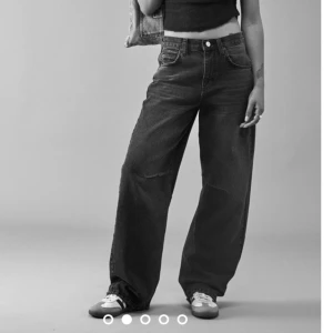 Jeans - Säljer ett par assnygga ”washed out”/ nära grå jeans. Strl W26 L32. Köpta från Urban outfitters i modellen Logan. Sitter lite baggy men fint i midjan. Säljer för att jag knappt använt dessa så dem är i dunderskick!! Skriv till mig för fler bilder!!