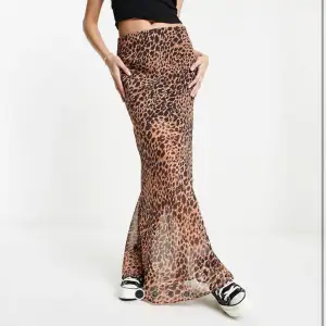 En helt ny kjol i leo som är helt oanvänd och har prislappen kvar! Finns i 38 och 36 och sälja för samma pris som de är köpa för!