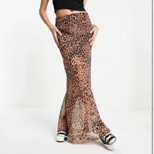 Helt ny leopardkjol med prislapp! - En helt ny kjol i leo som är helt oanvänd och har prislappen kvar! Finns i 38 och 36 och sälja för samma pris som de är köpa för!