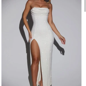 Vit balklänning  - Jättefin vit klänning från oh polly. Endast använd en gång. 