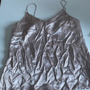 Snyggt linne - Linne i satin stl 42. Skrynklig pga legat nedpackat. 