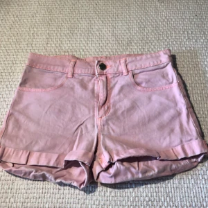 Rosa jeansshorts  - Ett par fina shorts med bra skick 💗Shortsen är sällan använda.