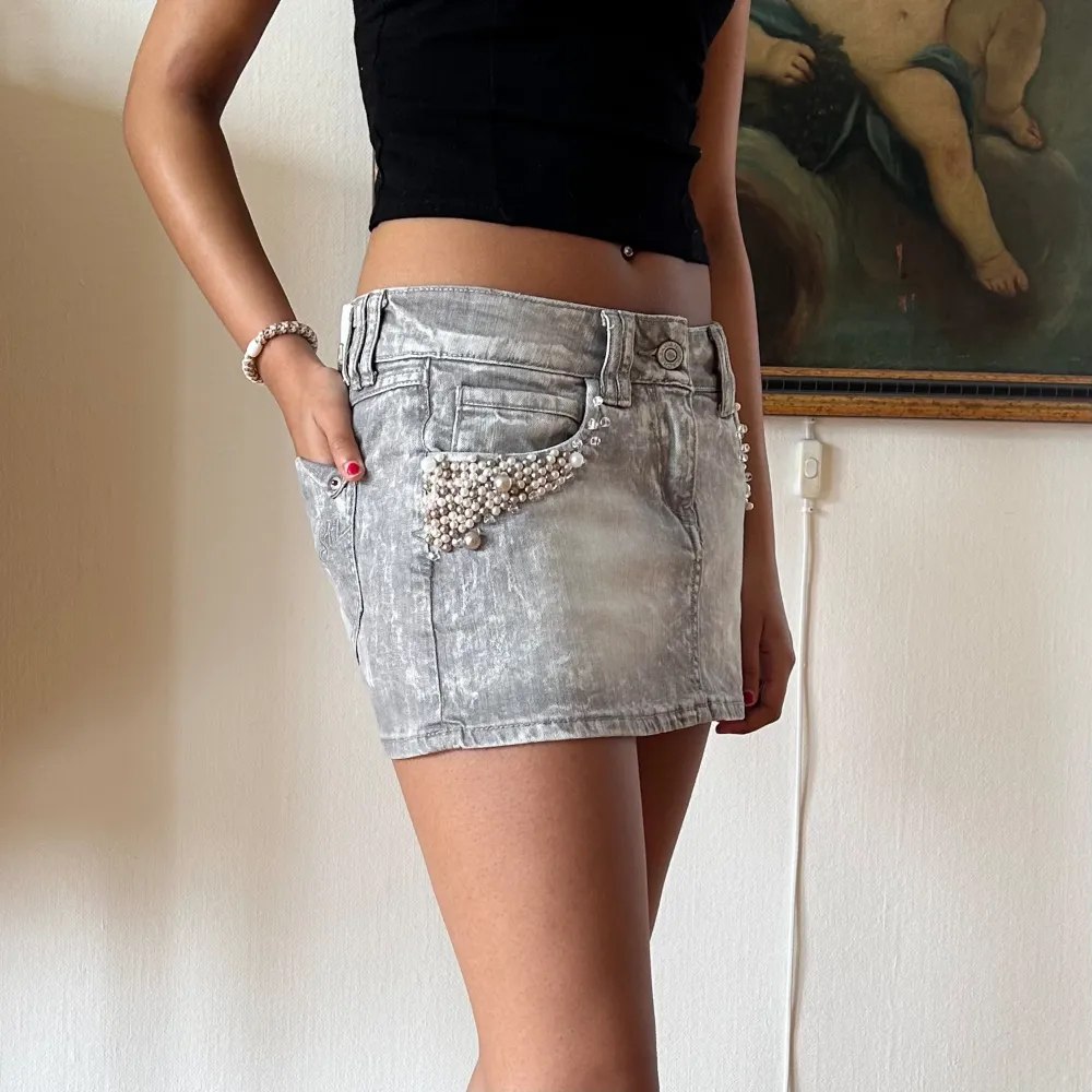 Jätte fin jeans kjol med pärl och kristal detaljerna. Sitter jätte fint och passar till mycket. Aldrig använt bara provat😇😇. Kjolar.