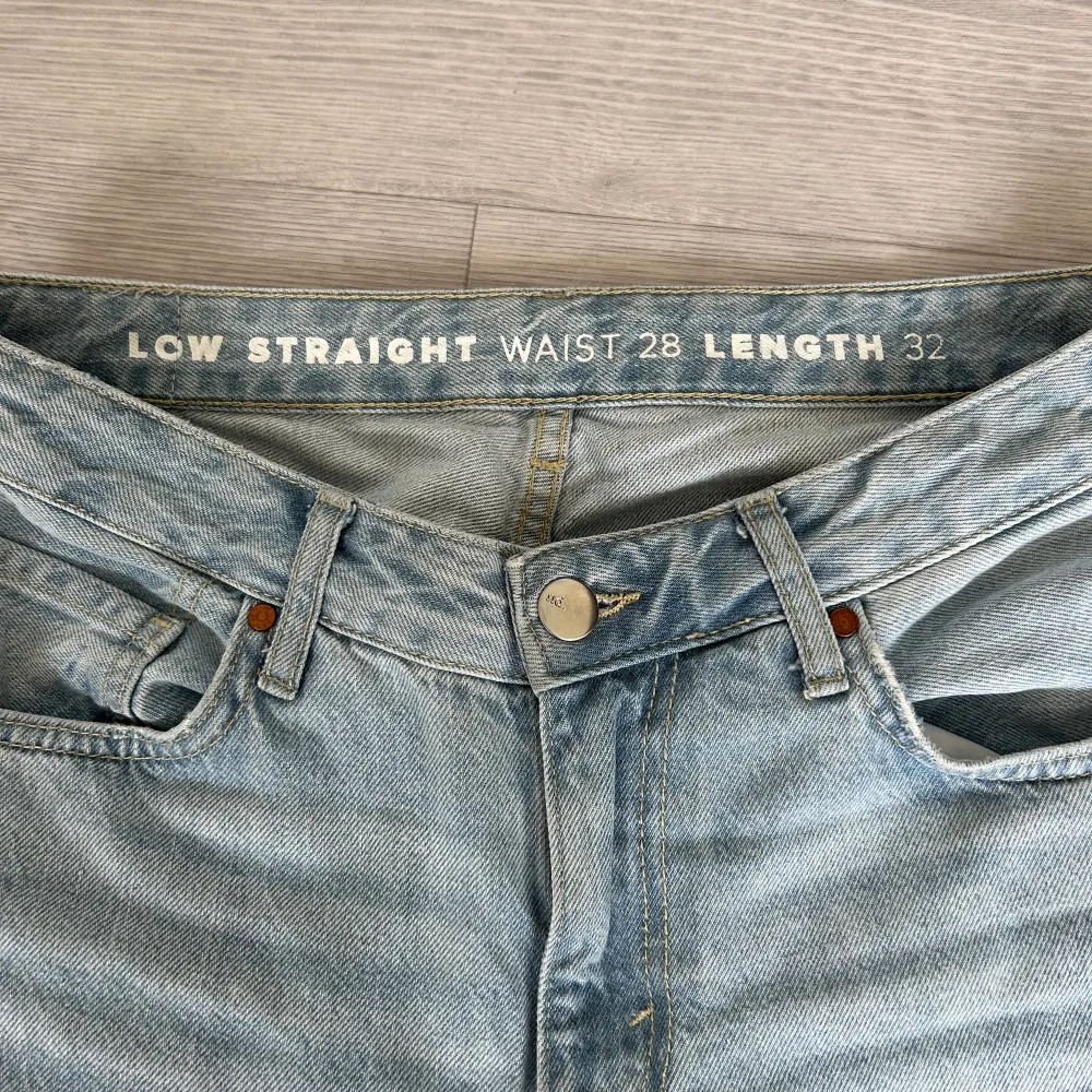 Blåa jeans från Bikbok, använda fåtal gånger men finns slitning längst ner på ena benet. Köparen står själv för frakten!. Jeans & Byxor.