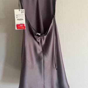 Satinklänning zara  - Suuper fin satinklänninge från zara perfekt nu till sommaren hrly ny prislappen kvar  Säljer för att den är för liten 