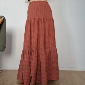 Maxikjol böckebölja  - Superfin och helt oanvänd maxikjol i bäckeböljatyg. Tyvärr har den inte kommit till användning, har endast haft på den nu vid fototillfället. 