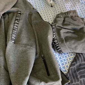 Kläder - Säljer Philip plein dress för 600-700 och en Nike tech för 400