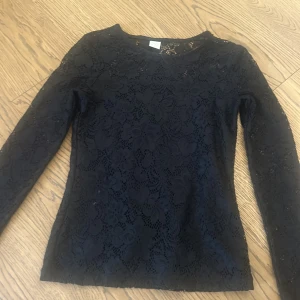 Svart långärmad tröja med små mönster💞 - Bra skick, använd 2 gånger  