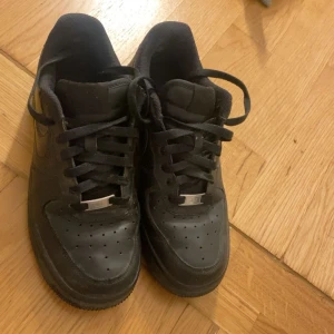 Svarta airforce1 - Säljer nu mina svarta airforce 1 för använder de aldrig. De är i bra skick fortfarande och inte använda så mycket. Köpta för 1200 på Nikes hemsida.