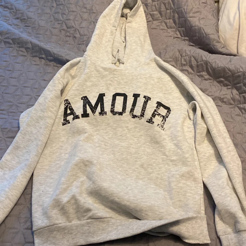 Säljer denna hoodie då den inte kommit till användning, använt 1 gång❤️. Hoodies.