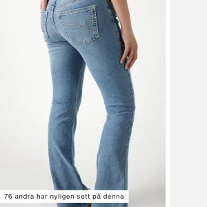 bootcut jeans - bootcut jeans jätte snygga, knappt använda! inte så små i stl brukar ha S