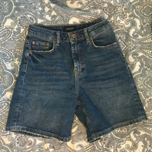 blå jeansshorts - så fina mörkblå shorts från pieces! lite längre modell. mina favoriter men de har blivit för små! 