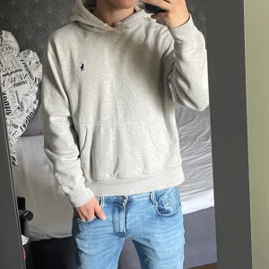 Ralph Lauren Hoodie  - Säljer nu denna stilrena Ralph Lauren Hoodien 🤙 | Superfint använt skick | Storlek M, sitter som S | Nypris ca 2000kr, mitt pris: 799kr | Hör av dig vid frågor eller funderingar 🙌