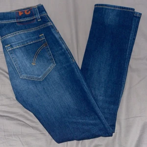 Dondup jeans  - Tja!  Säljer ett par feta mörkblåa dondup jeans som är perfekta nu till sommarn, jeansen är som nya och har inga defekter. Tveka inte på att höra av dig om du har några frågor eller funderingar kring jeansen eller önskar fler bilder! 