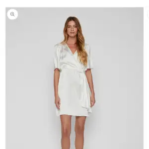 En vit klänning från VILA, köpte förliten storlek så aldrig använd  (lapp kvar) Nerpackad därav bilder från hemsidan 