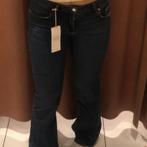 Jeans från Zara - Säljer mina fina mörkblåa lågmidjade jeans som är bootcut från zara, nästan helt nya🫶🏼