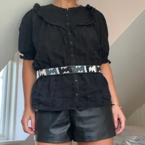 Blus - Superfin svart blus som tyvärr är för stor för mig.💕