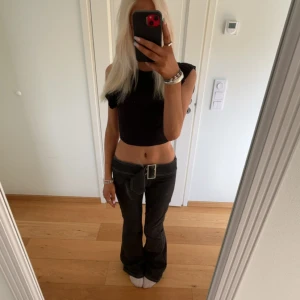 Lågmidjade bootcut jeans  - Såå snygga lågmidjade jeans med ”bälte”! Köpta på second hand. För referens är jag 165.