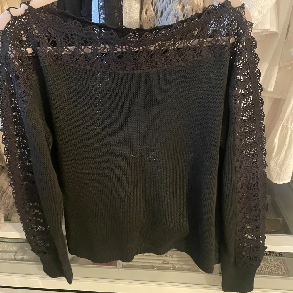Säljer denna as snygga spets tröjan. Köpren står för frakt och säljer därför tröjan billigt! 🫶. Tröjor & Koftor.