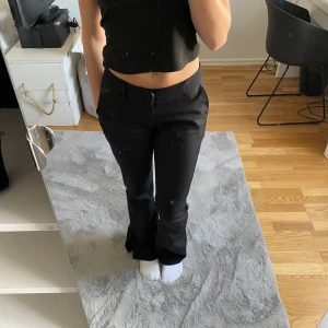 Vera kostymbyxa med låg midja - Super fina kostymbyxor från Bikbok. Lågmidjade. Byxorna är i nyskick, knappt använda ❤️