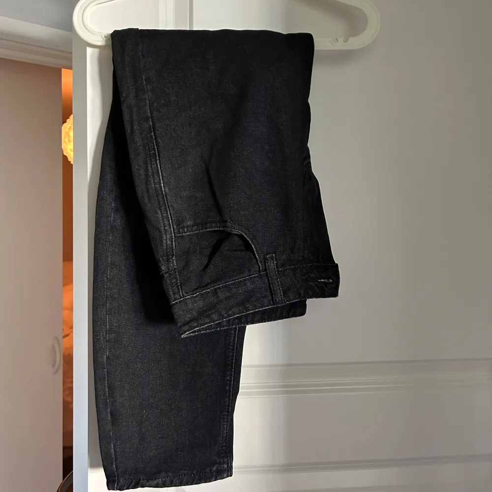 Perfekta ”urtvättade” svarta jeans från Zara! Knappt använda i så nyskick. Storlek 30. Jeans & Byxor.