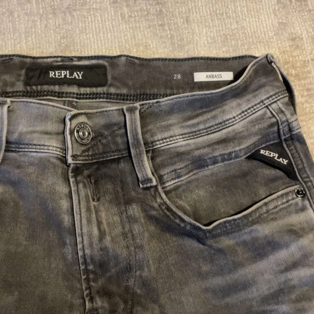 Säljer nu mina riktigt goa Replay jeans som är i bra skick. perfekta nu inför sen vår och sommaren.Dessa jeans är storlek W28 och L32.(Skicka privat om frågor eller funderingar). Jeans & Byxor.