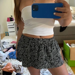 Volangkjol - Snygg kjol med blommor från Zara, perfekt till sommaren 🩵 Storleken är 13-14 år och motsvarar XS-S. Säljer för att jag aldrig använt kjolen.