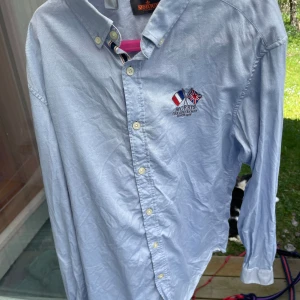 Morris skjort - Säljer en Morris skjorta i färgen ljus blå. Priset går att duskiutera ✨