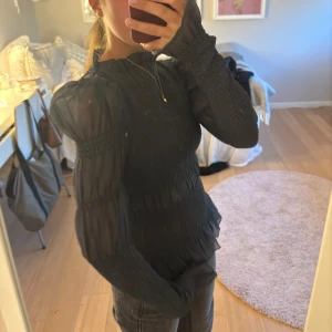 Blus från other stories - Använd en gång. Superfint skick. Slutsåld köpt för ca 700 kr. 