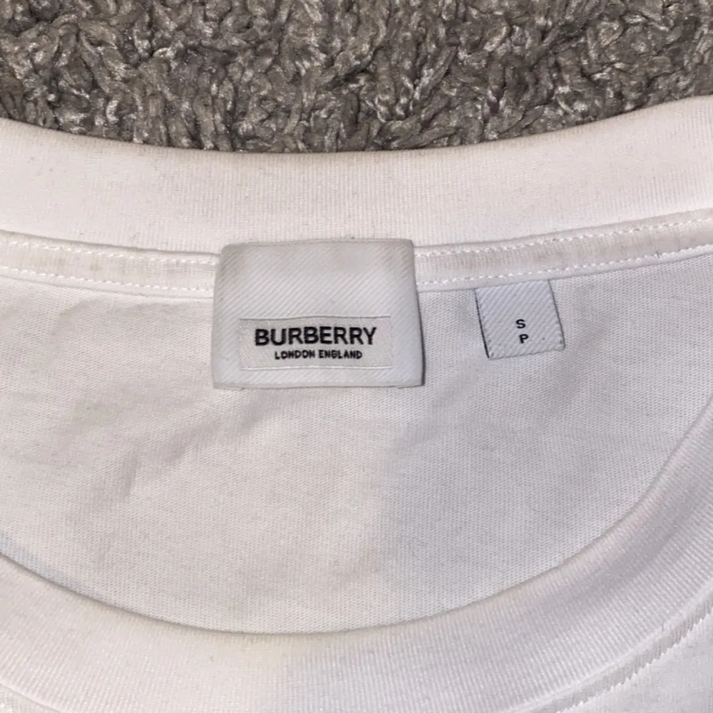 Burberry T-shirt använd max 5 ggr. Skick 9/10.. T-shirts.