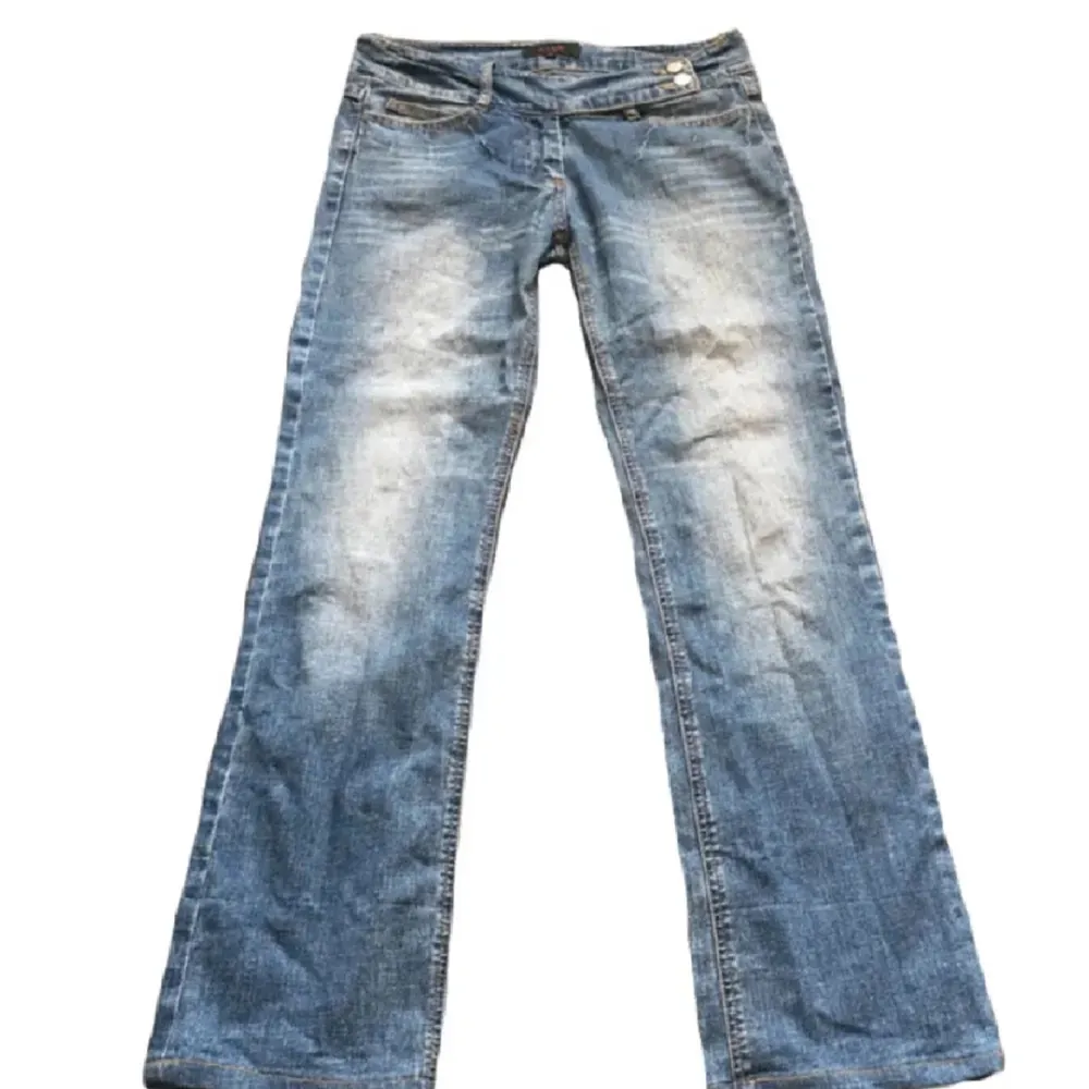 Säljer dessa pga dom inte används💞 Midjemåttet 82💞 Innerbenslängden 78💞 Grenmåttet 22cm- LÅGMIDJADE . Jeans & Byxor.