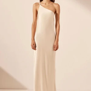 H&M - Krämvit siden klänning ifrån H&M i strl S/M i nyskick då den aldrig använts 🐚