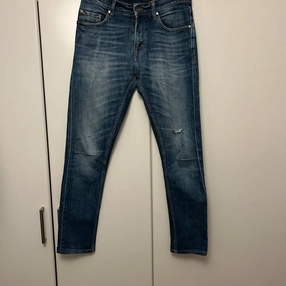 Ett par schyssta tiger of sweden jeans i modellen ”Pistolero”. Dem är i storlek 29/32. Möjligtvis något använda och ett hål på ena knät men annars rätt bra skick. Säljer för 300kr.. Jeans & Byxor.