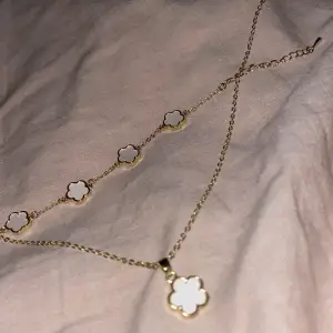 Säljer mitt guld halsband och armband som inte kommer till användning längre 🩷🩷 vet inte vart det är ifrån🩷🩷 100 kr för båda 50 kr styck🩷🩷