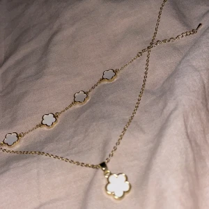 Halsband och armband  - Säljer mitt guld halsband och armband som inte kommer till användning längre 🩷🩷 vet inte vart det är ifrån🩷🩷 100 kr för båda 50 kr styck🩷🩷